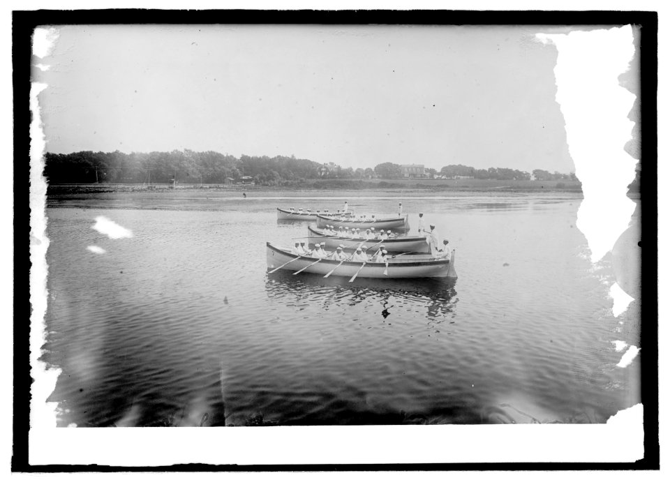 Naval training station, Newport, boat drill LCCN2016821326