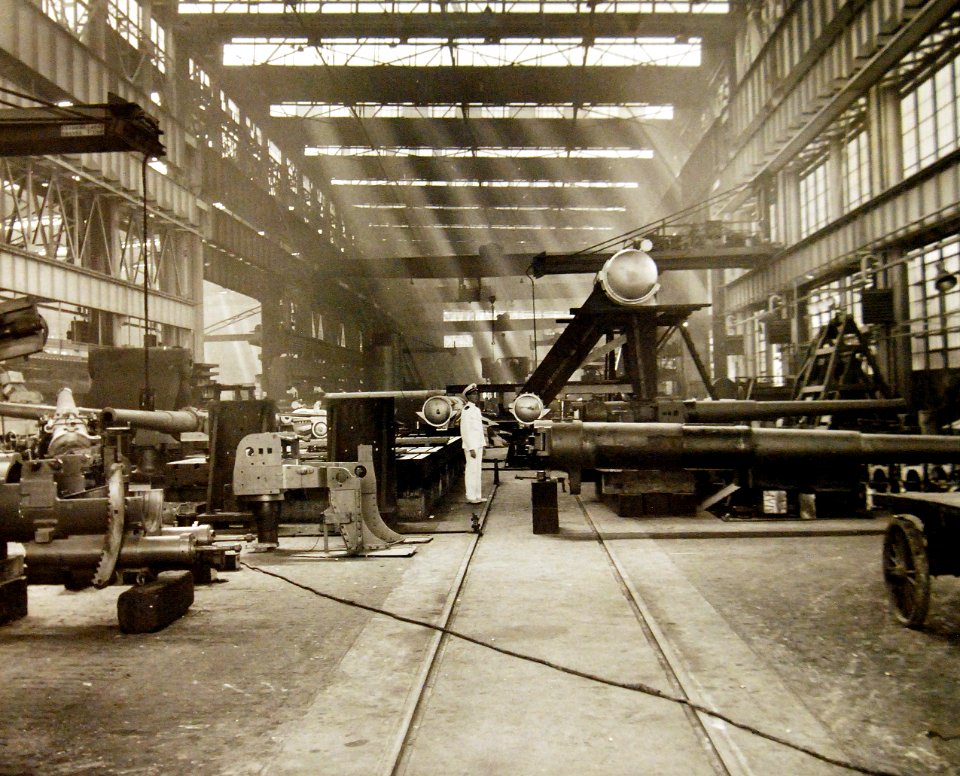 Naval guns are assembled in the gun shop, Norfolk Naval Ship Yard, Virginia, 1941 (26429032535)