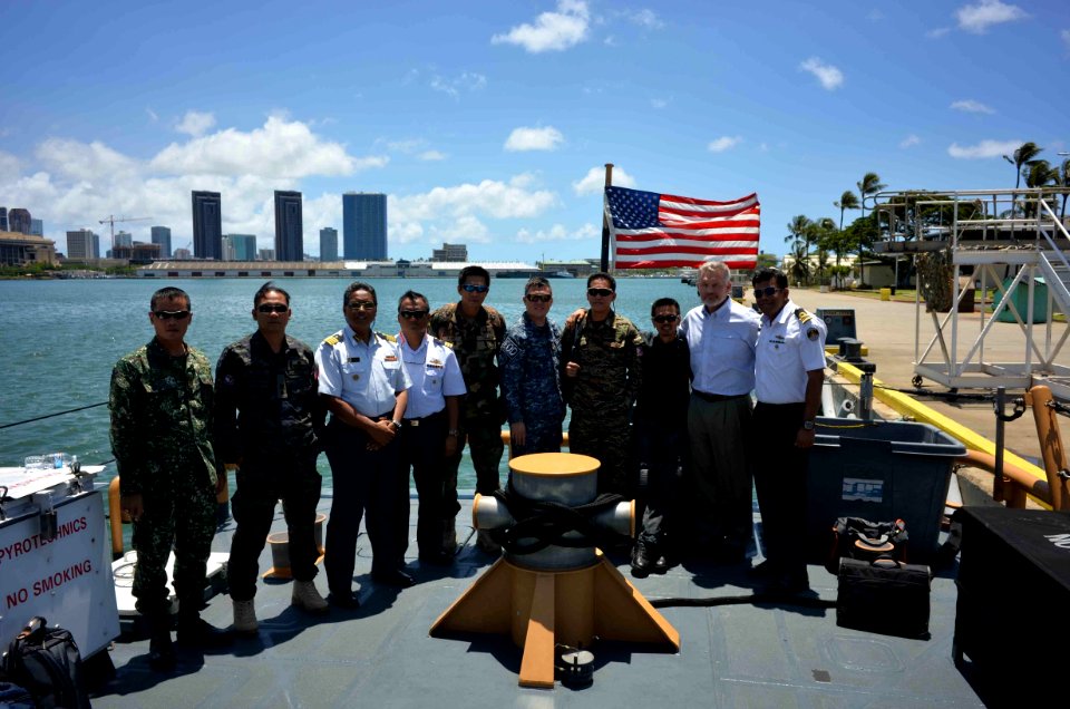 NAVSCIATTS SLIC Students Tour Hawaii Coast Guard Facility 160823-N-JK586-017