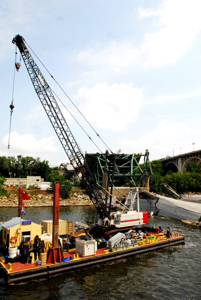 Navy at I-35 Bridge Collapse DVIDS53295