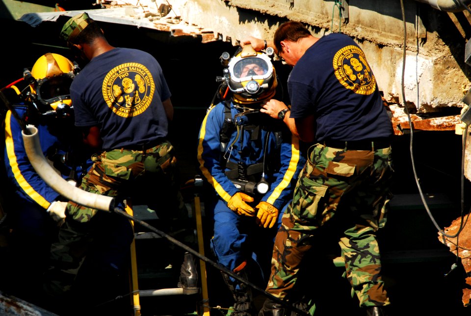 Navy at I-35 Bridge Collapse DVIDS53315