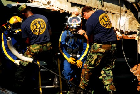 Navy at I-35 Bridge Collapse DVIDS53315 photo