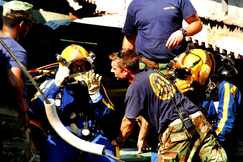 Navy at I-35 Bridge Collapse DVIDS53318