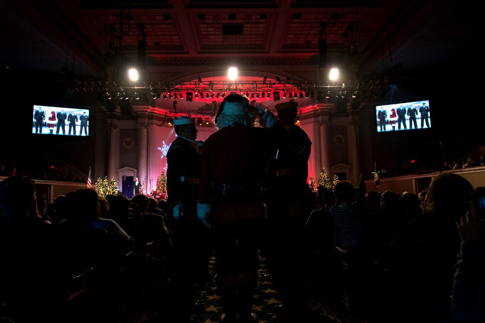 Navy Band performs holiday concerts 161217-N-LC494-019