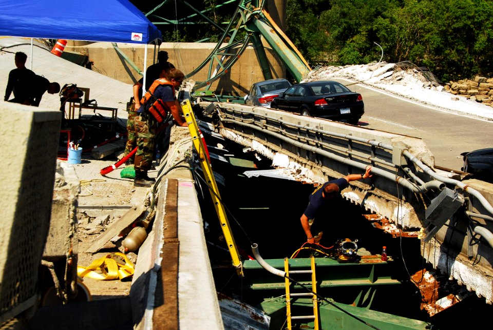 Navy at I-35 Bridge Collapse DVIDS53307