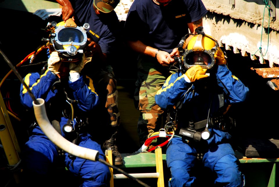 Navy at I-35 Bridge Collapse DVIDS53312