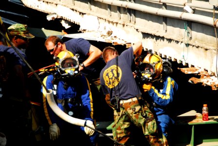 Navy at I-35 Bridge Collapse DVIDS53316 photo