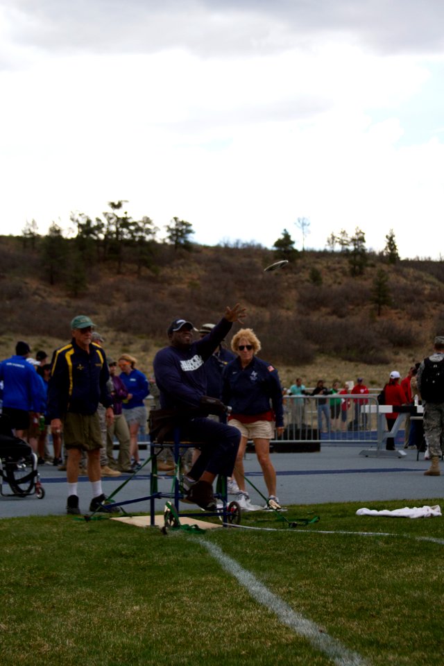 Navy athletes compete in track & field at 2013 Warrior Games 130514-N-AN499-114