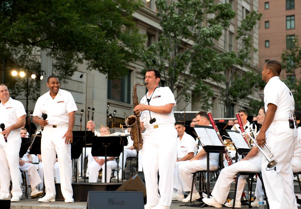 Navy Band Concert on the Avenue (35341023341)