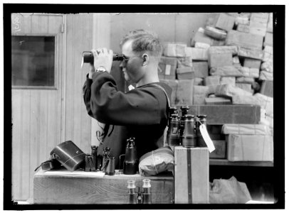 NAVY DEPARTMENT, U.S. BINOCULARS LCCN2016868963