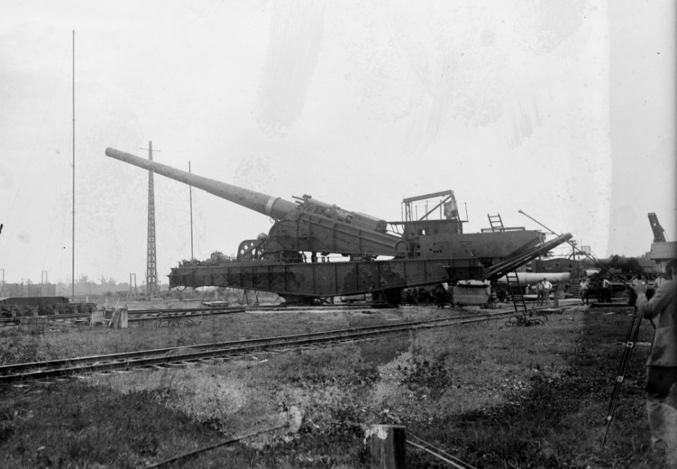 Naval gun, 10-12-22 LCCN2016846776 (cropped)