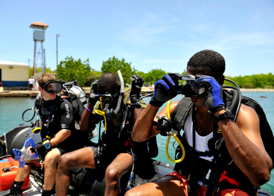 Navy Dive Southern Partnership Station 110720-N-KB666-240
