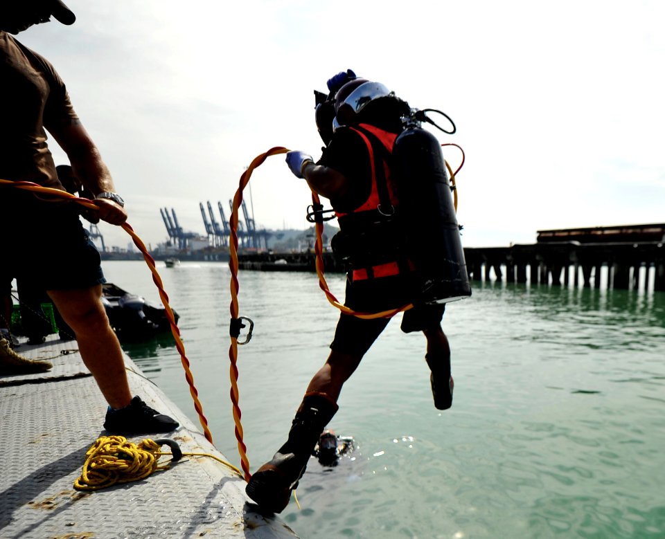 Navy Dive Southern Partnership Station 110819-N-KB666-131