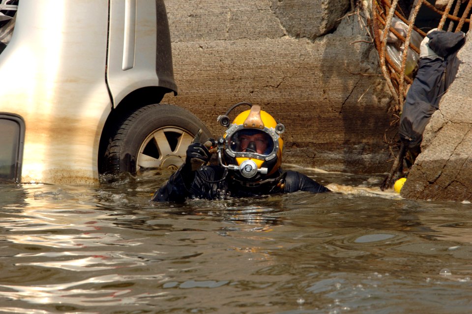 Navy Divers Assist Local Authorities at Bridge Collapse in Minneapolis DVIDS53248