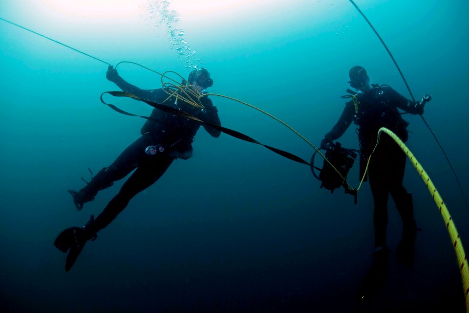 Navy divers in Japan's Mutsu Bay. (35231282554)