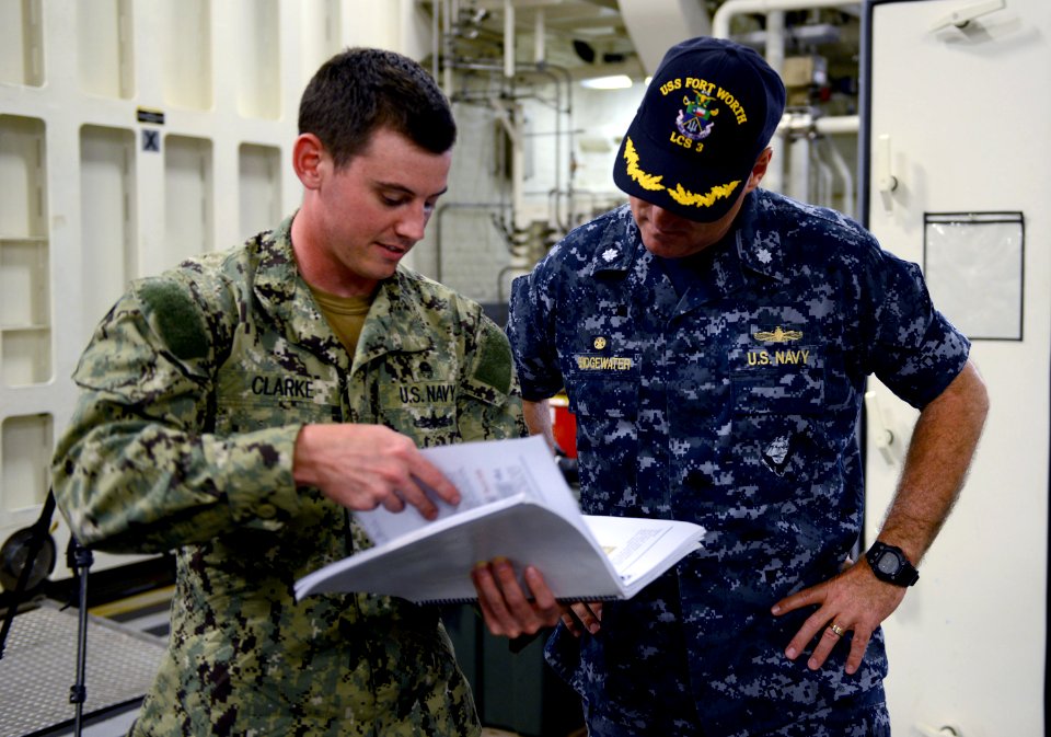 Navy divers support AirAsia Flight QZ8501 Search Efforts 150101-N-YU572-149
