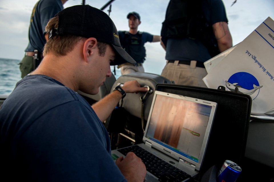 Navy divers support AirAsia Flight QZ8501 search efforts 150105-N-DC018-053