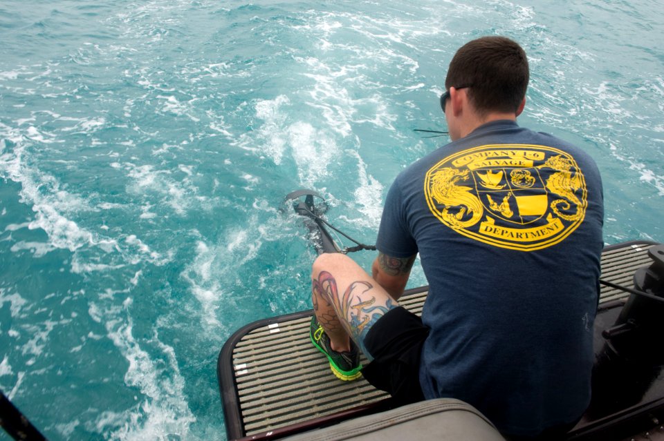 Navy divers support AirAsia Flight QZ8501 search efforts 150104-N-DC018-400