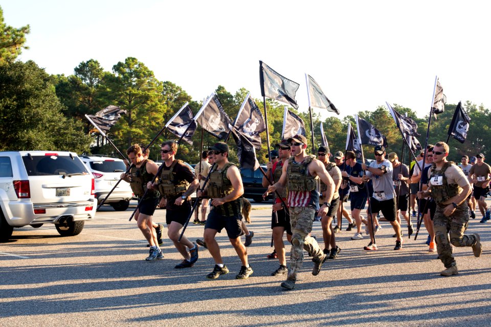 Navy EOD Techs Race to Remember 131005-N-JV638-051