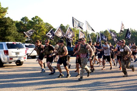 Navy EOD Techs Race to Remember 131005-N-JV638-051