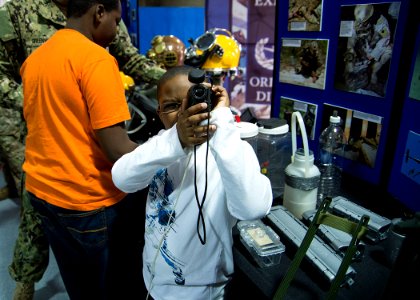 Navy EOD, divers promote science, technology with local students 130323-N-JV638-130
