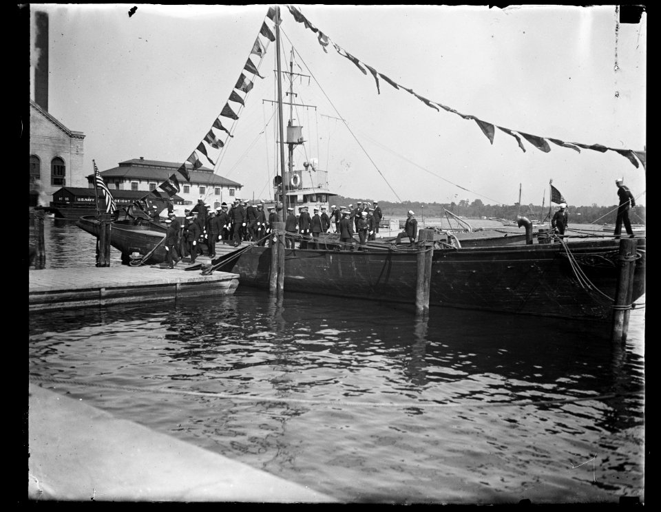 Navy group on boat LCCN2016890763