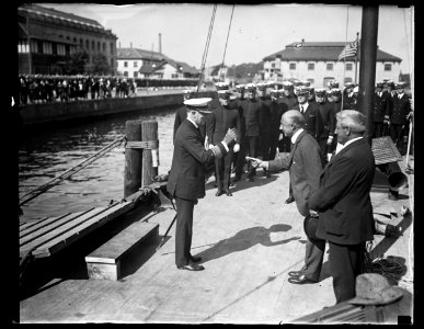 Navy group on pier LCCN2016890762