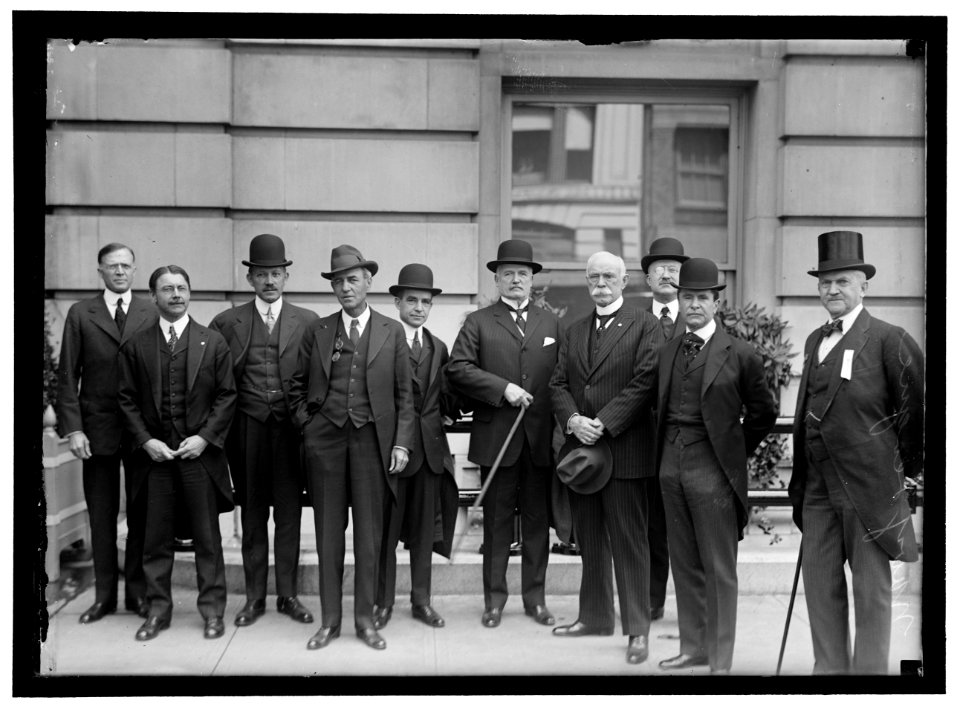 NAVY LEAGUE OF THE U.S. GROUP. COL. ROBERT THOMPSON, 4TH FROM RIGHT LCCN2016867232