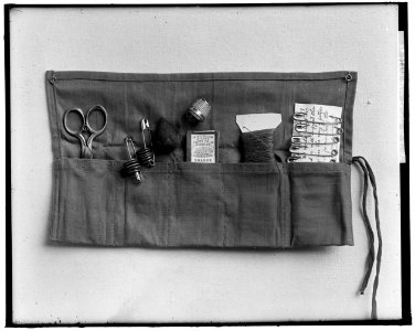 NAVY LEAGUE OF U.S. SEWING KIT LCCN2016861680