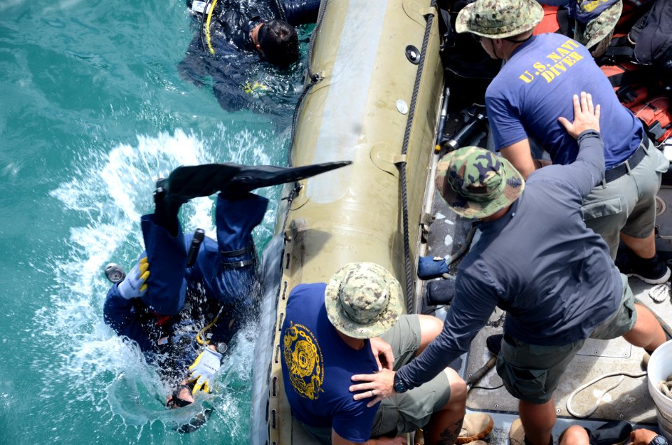 Navy divers conduct a joint survey of the Thung Prong Pier (20442977183)