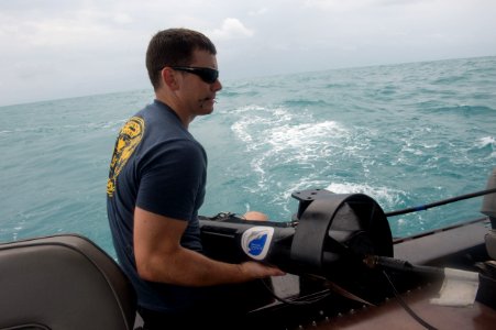 Navy divers support AirAsia Flight QZ8501 search efforts 150104-N-DC018-393