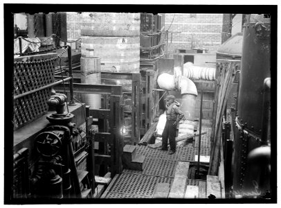 NAVY YARD, U.S., WASHINGTON. 14 INCH GUN; VARIOUS OPERATIONS IN SHRINKING JACKET ON IT LCCN2016868709