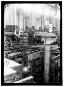 NAVY YARD, U.S., WASHINGTON. 14 INCH GUN; VARIOUS OPERATIONS IN SHRINKING JACKET ON IT LCCN2016868719