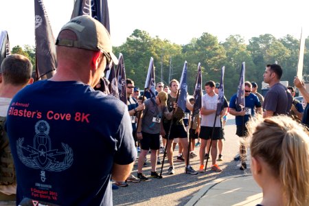 Navy EOD Techs Race to Remember 131005-N-JV638-043
