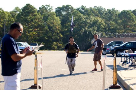 Navy EOD Techs Race to Remember 131005-N-JV638-236