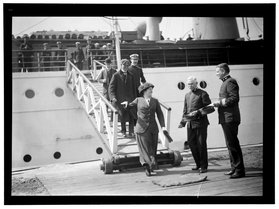 NAVY YARD, U.S., WASHINGTON. CAPT. HILARY P. JONES AND COMDR. TAYLOR GREETING ARRIVALS LCCN2016865355