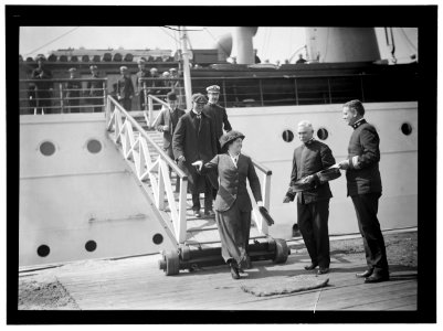 NAVY YARD, U.S., WASHINGTON. CAPT. HILARY P. JONES AND COMDR. TAYLOR GREETING ARRIVALS LCCN2016865355