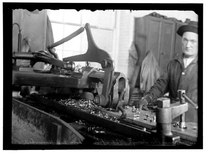 NAVY YARD, U.S., WASHINGTON. DISCS AND WORK ON THEM LCCN2016868698