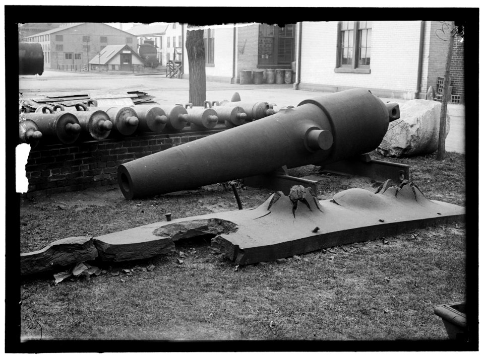 NAVY YARD, U.S., WASHINGTON. MORLARS, CANNON, TARGETS ON LAWN LCCN2016868686