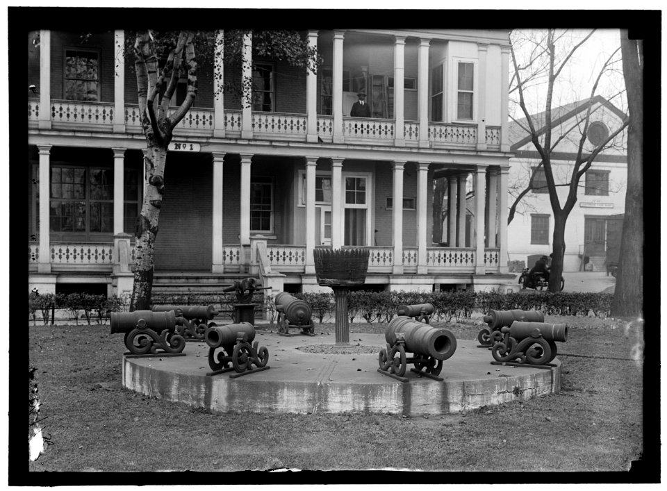 NAVY YARD, U.S., WASHINGTON. MORLARS, CANNON, TARGETS ON LAWN LCCN2016868683
