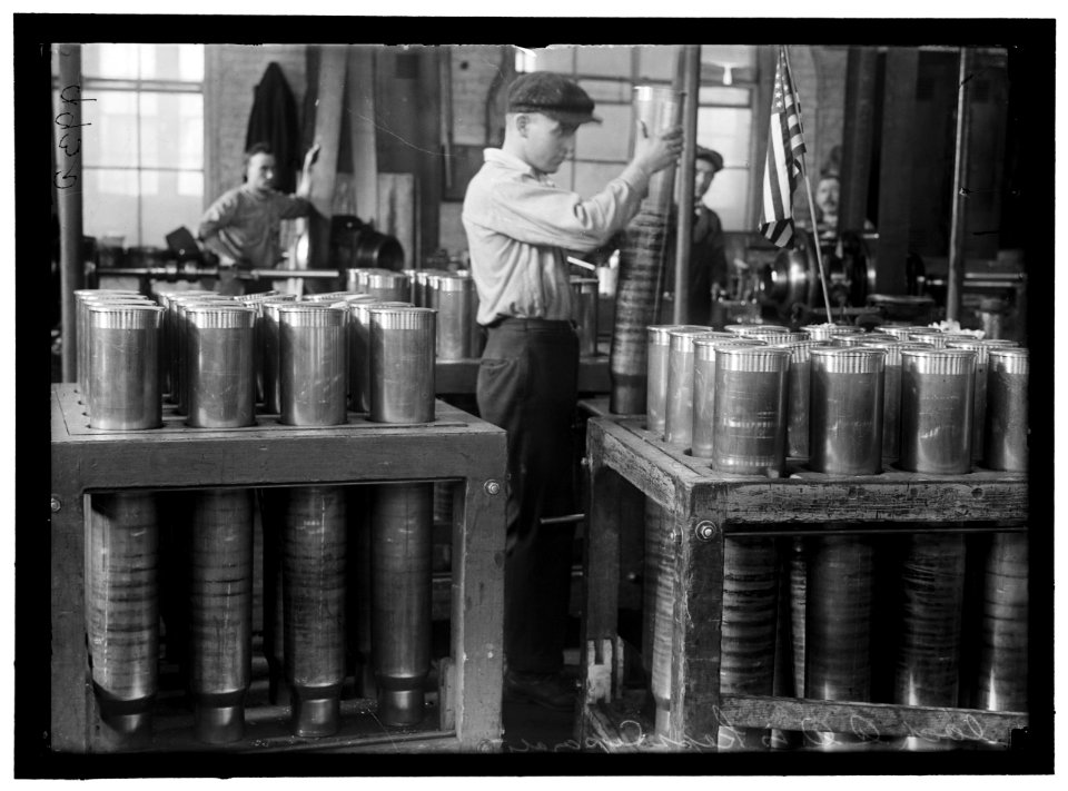 NAVY YARD, U.S., WASHINGTON. PACKING AND HANDLING CARTRIDGE CASES LCCN2016868694