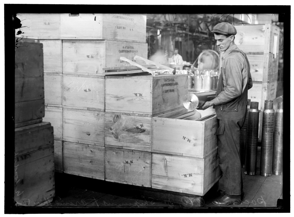 NAVY YARD, U.S., WASHINGTON. PACKING AND HANDLING CARTRIDGE CASES LCCN2016868693
