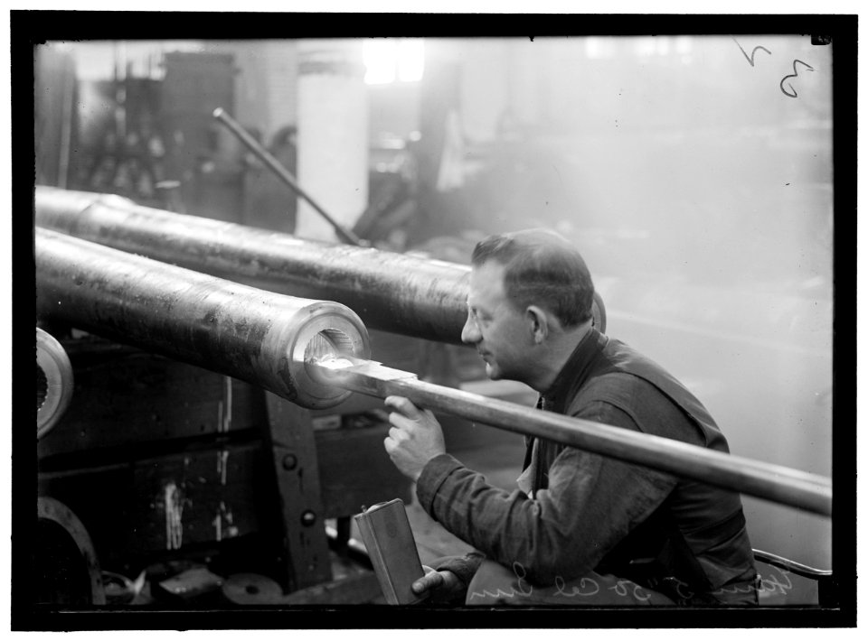NAVY YARD, U.S., WASHINGTON. TURNING, EXAMINING AND BORING A 5 INCH, 50 CAL. GUN LCCN2016868708