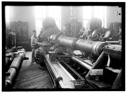 NAVY YARD, U.S., WASHINGTON. TURNING, EXAMINING AND BORING A 5 INCH, 50 CAL. GUN LCCN2016868704