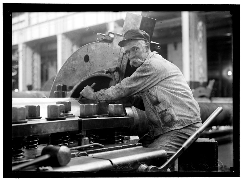 NAVY YARD, U.S., WASHINGTON. TURNING, EXAMINING AND BORING A 5 INCH, 50 CAL. GUN LCCN2016868711