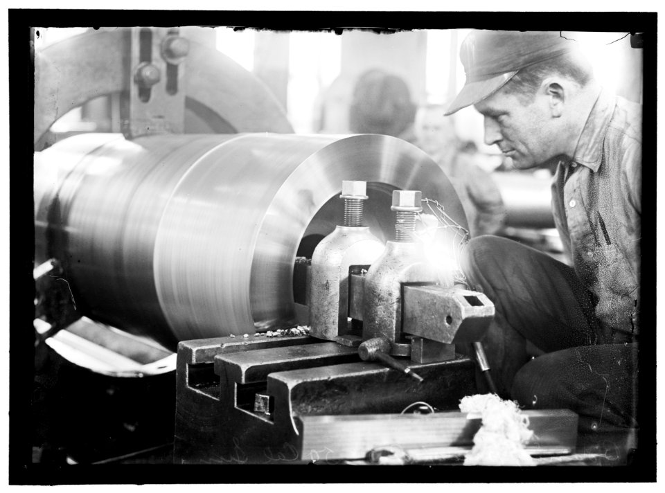 NAVY YARD, U.S., WASHINGTON. TURNING, EXAMINING AND BORING A 5 INCH, 50 CAL. GUN LCCN2016868718