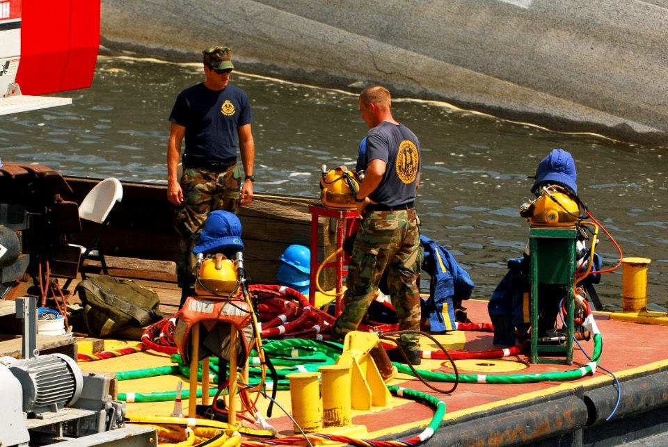 Navy at I-35 Bridge Collapse DVIDS53301
