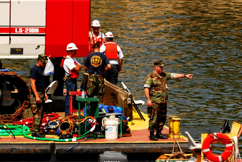 Navy at I-35 Bridge Collapse DVIDS53305