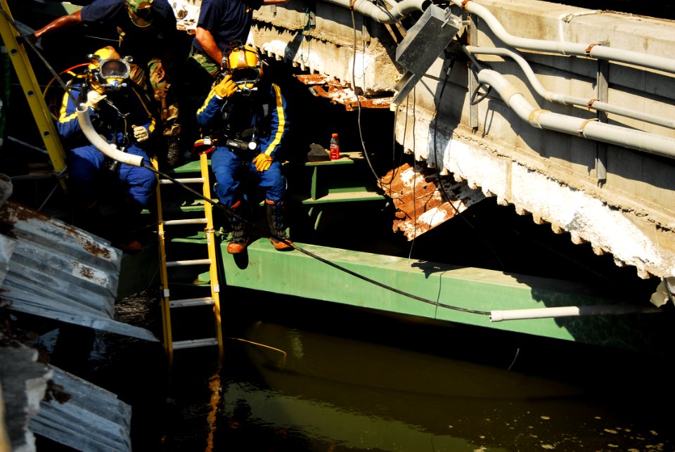 Navy at I-35 Bridge Collapse DVIDS53314