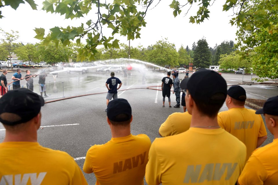 NBK Submariners host DC Olympics 160722-N-OO032-040